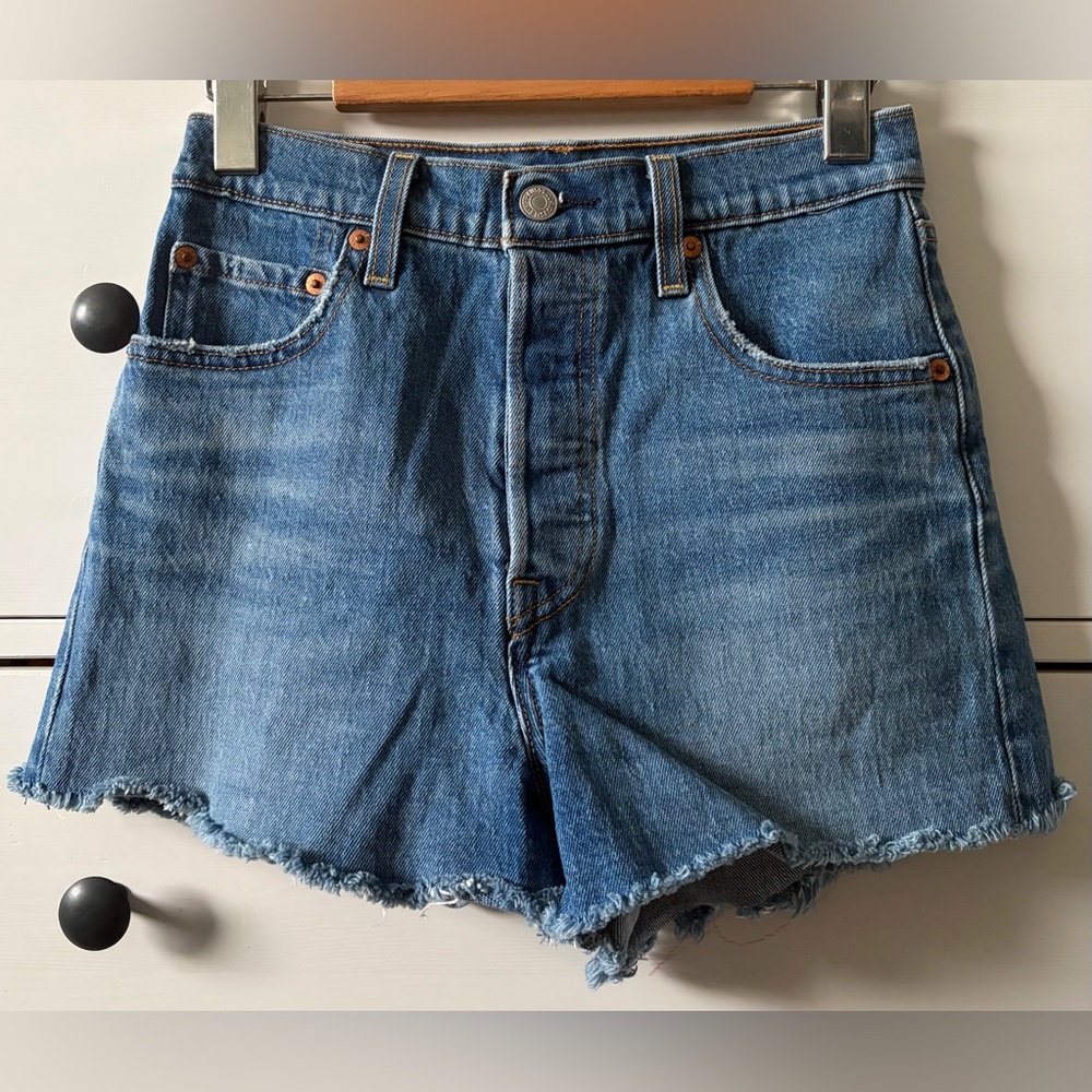 Levi’s Ribcage Denim Jean Shorts Size 26 Button Fly Summer Break Beach Vacation